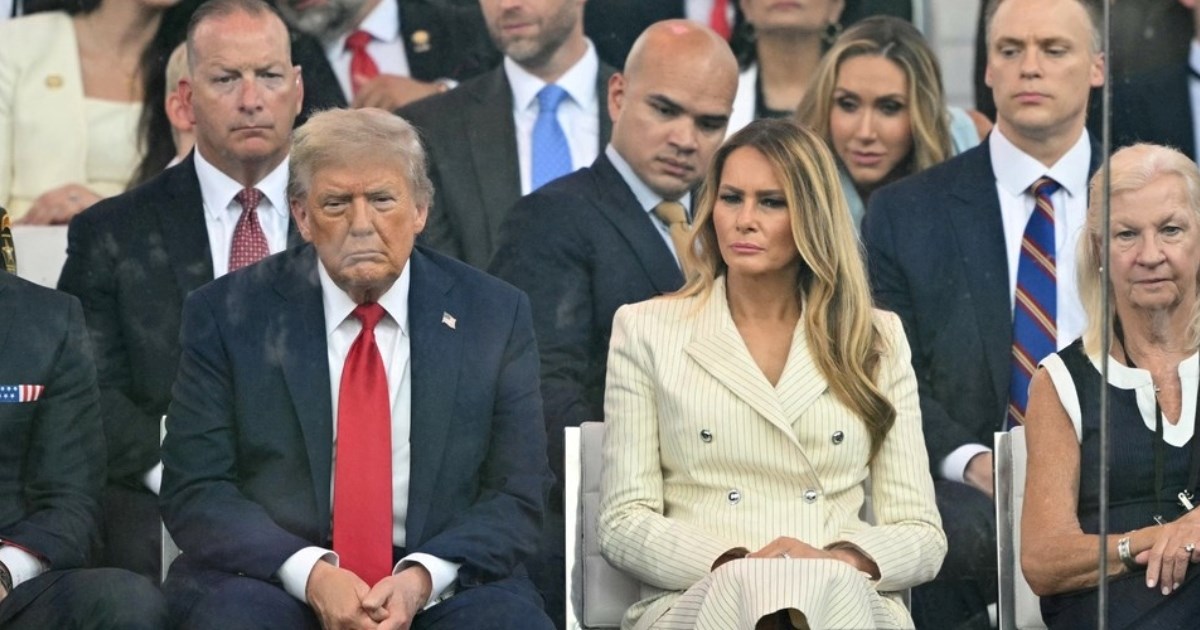 "Izgleda kao da tone u san": Širi se snimka s Trumpove parade, pogledajte Melaniju