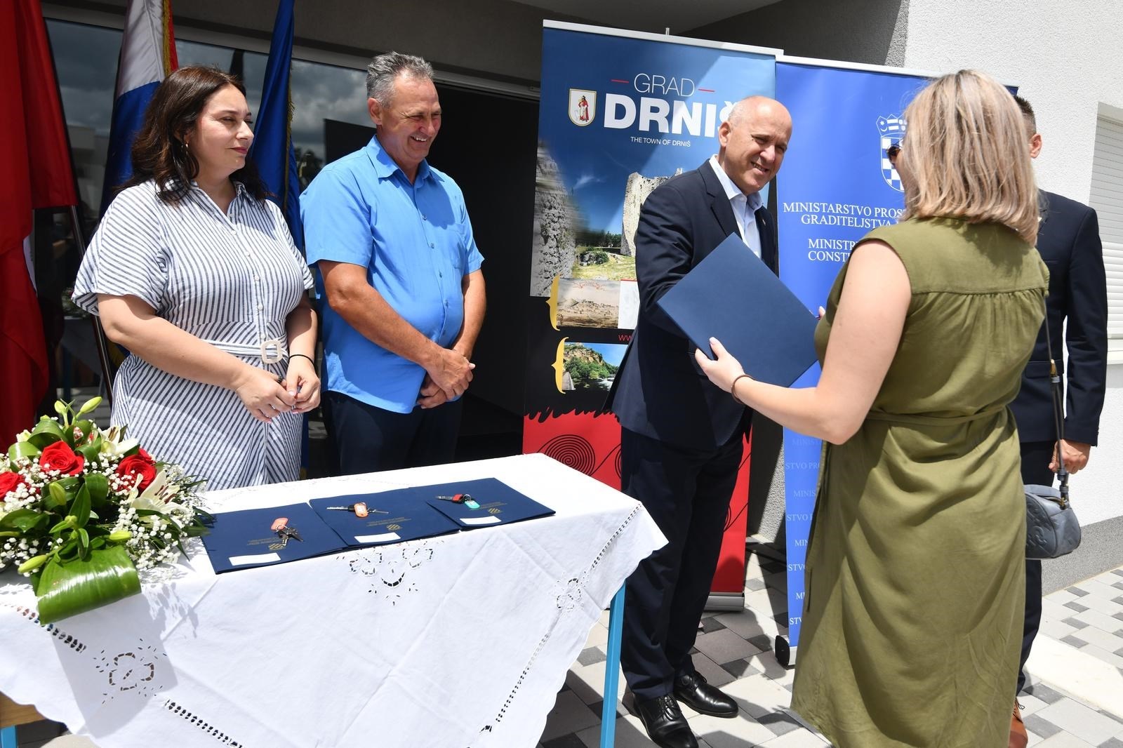 U Drnišu izgrađena nova zgrada. Došao ministar, dijelio ključeve