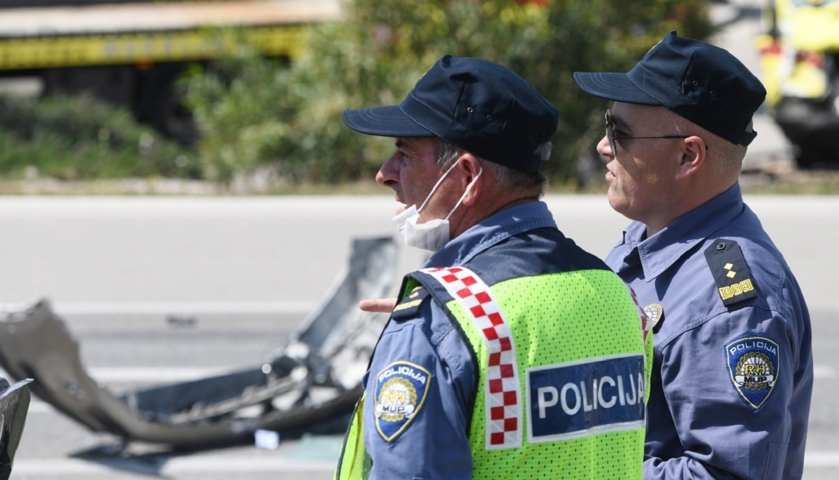 U Zagrebu više puta probao pregaziti mladića. Zabio se u ogradu pa ga mladić pretukao