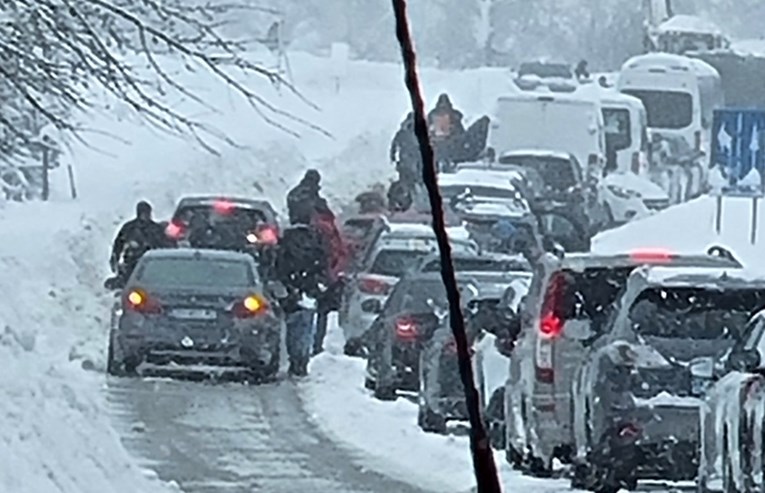 Čitateljica: Već 3 sata stojimo u koloni. Neki zaobilaze kolonu, stvorila se blokada