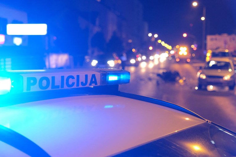 Maloljetnik teško ozlijedio vršnjaka u busu za Drniš. Pogodio ga je mobitelom u glavu