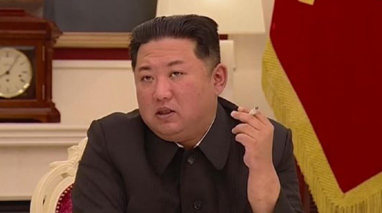 Kim Jong-un pušio dok je kritizirao dužnosnike zbog stanja s covidom