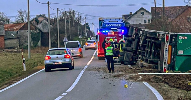 FOTO Prevrnuo se šleper u Svetom Ivanu Žabnu