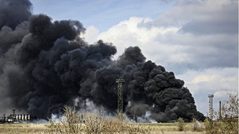 U ruskom napadu pogođena naftna rafinerija na istoku Ukrajine