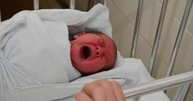 Apel ministru Berošu: U nekim rodilištima majke i novorođenčad odvajaju nakon poroda