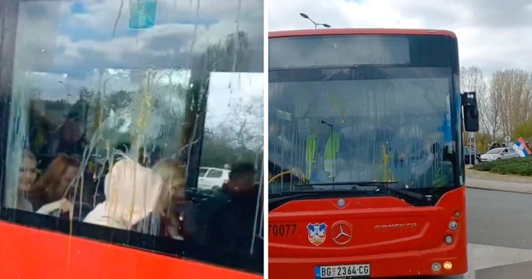 VIDEO Studenti jajima gađali autobus s vučićevcima