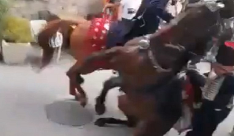 VIDEO Alkar pao s konja i završio u bolnici. Gledatelj probao pomoći pa i on stradao