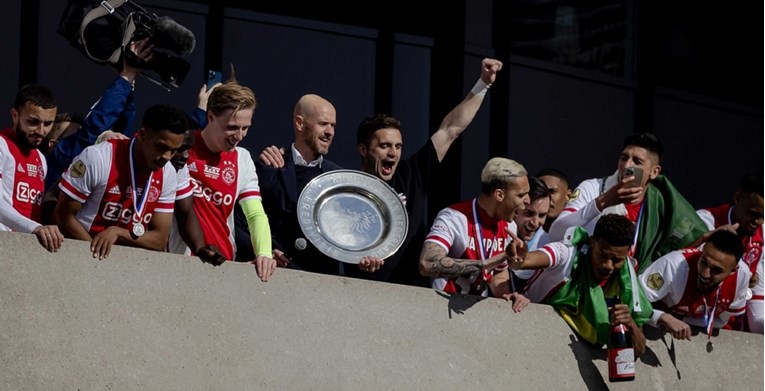 Ajax rastalio svoj trofej prvaka i podijelio ga navijačima. Legenda otkrila razlog 