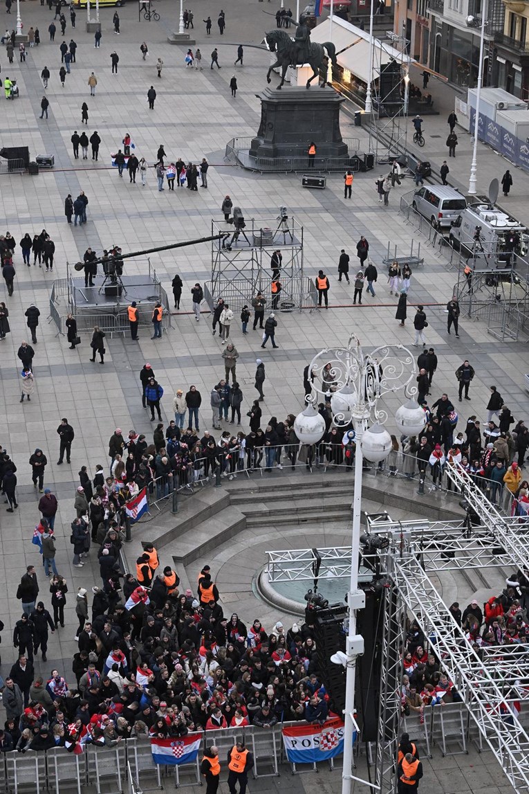 FOTO Pogled na Trg iz zraka sat vremena prije dočeka