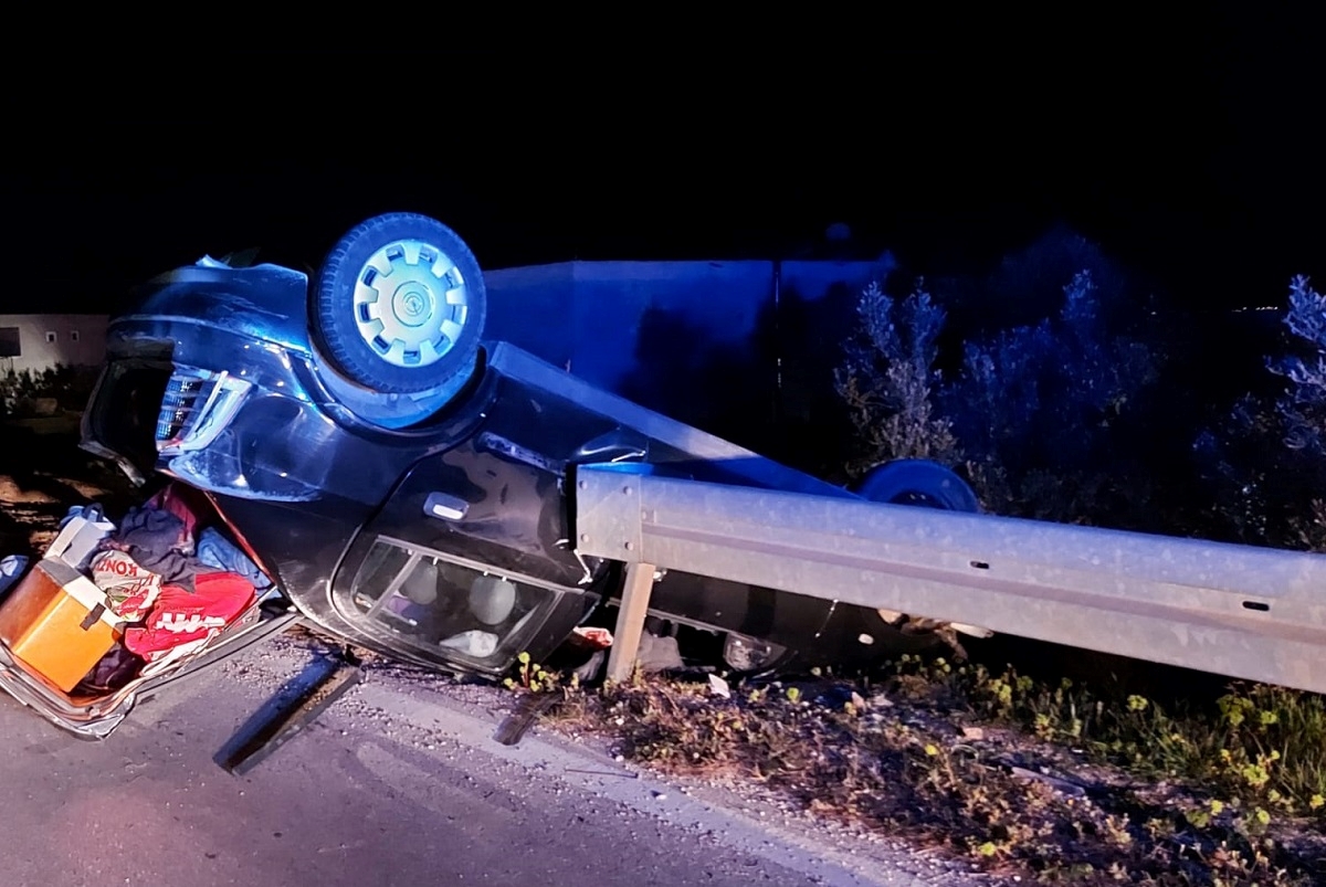 Nesreća na Braču, automobil probio ogradu i prevrnuo se