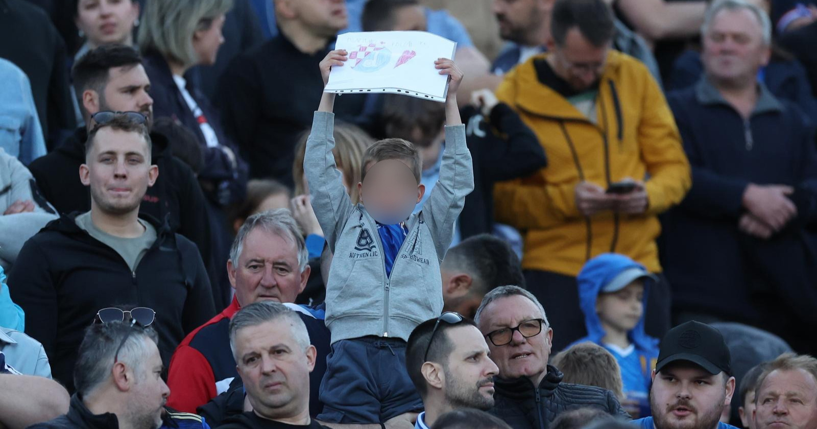 Mladi navijač privukao pažnju na Maksimiru, držao crtež posvećen Dinamu