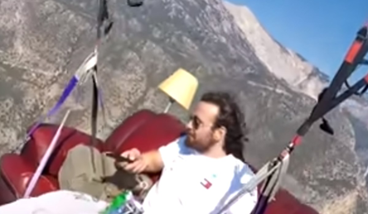 Otišao na paraglajding sjedeći na kauču, jedni mu se dive, drugi tvrde da je glup