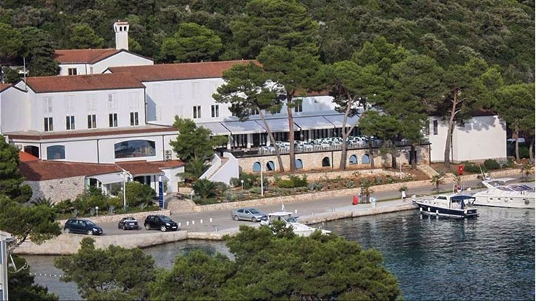 Doznajemo: Hotel na Lastovu prazni septičku jamu u more. Usred Parka prirode