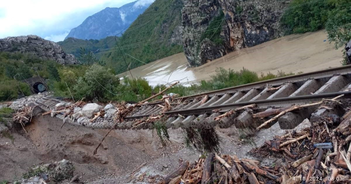 FOTO Nestala cesta kod Jablanice, pruga visi u zraku