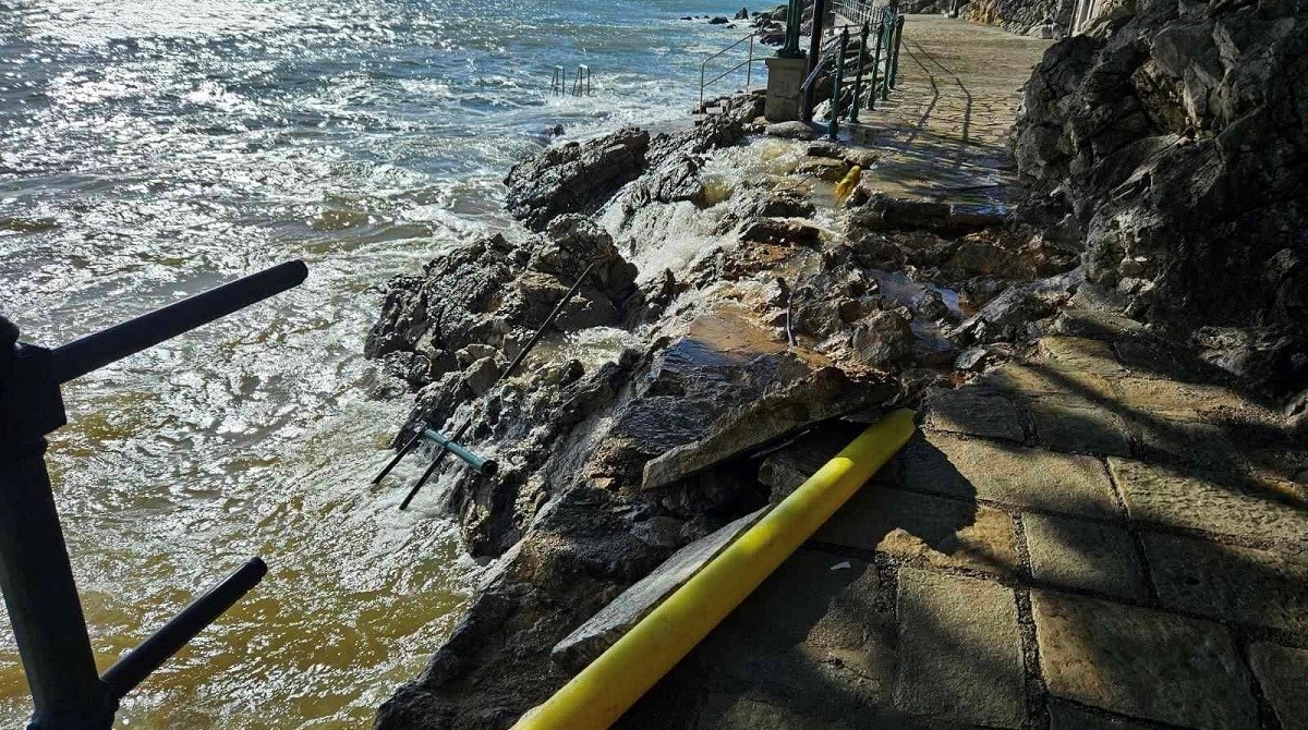 FOTO Olujno jugo teško oštetilo poznatu šetnicu u Opatiji, pogledajte
