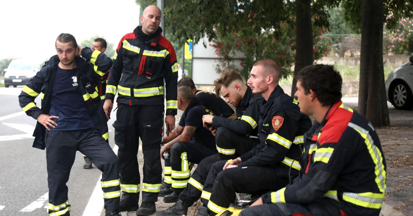 Umorni heroji: Izrazi lica iscrpljenih vatrogasaca kod Grebaštice govore sve...