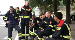 Umorni heroji: Izrazi lica iscrpljenih vatrogasaca kod Grebaštice govore sve...
