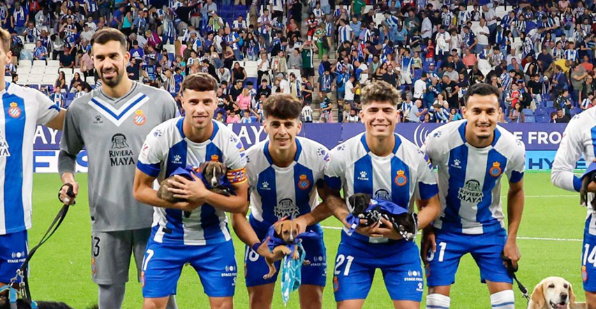 Španjolski nogometaši na teren izašli noseći psiće u rukama da ih pomognu udomiti