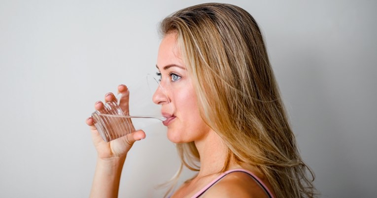 Tri znaka da pijete previše vode