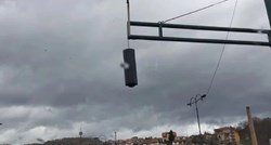 Oluja u BiH rušila semafore, vjetar odnio krov na školi