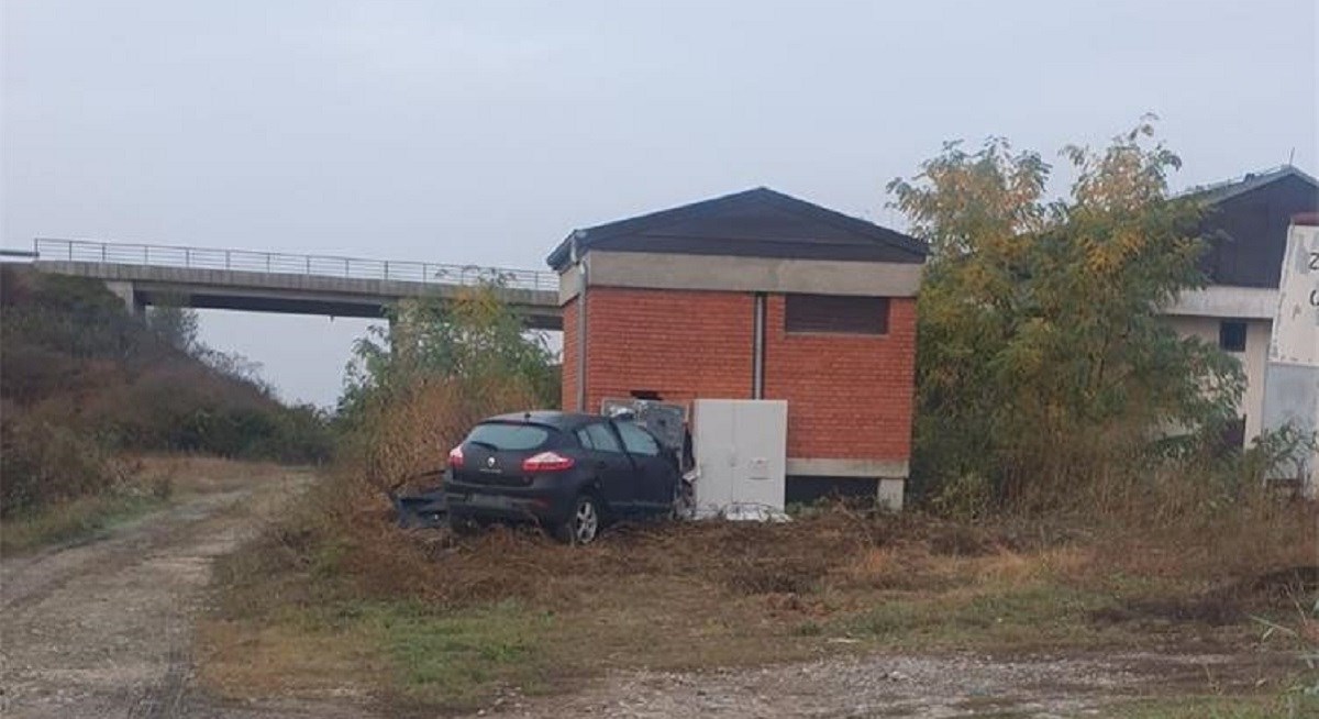 FOTO Vozač poginuo u nesreći na izlazu iz Vinkovaca