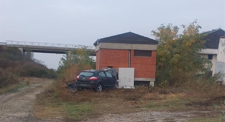 FOTO Vozač poginuo u nesreći na izlazu iz Vinkovaca