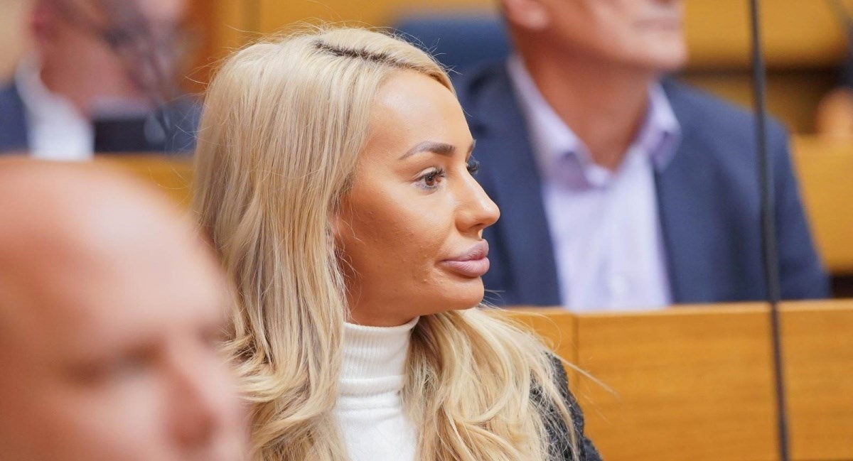 Zastupnica u parlamentu Republike Srpske privukla pažnju fotografa