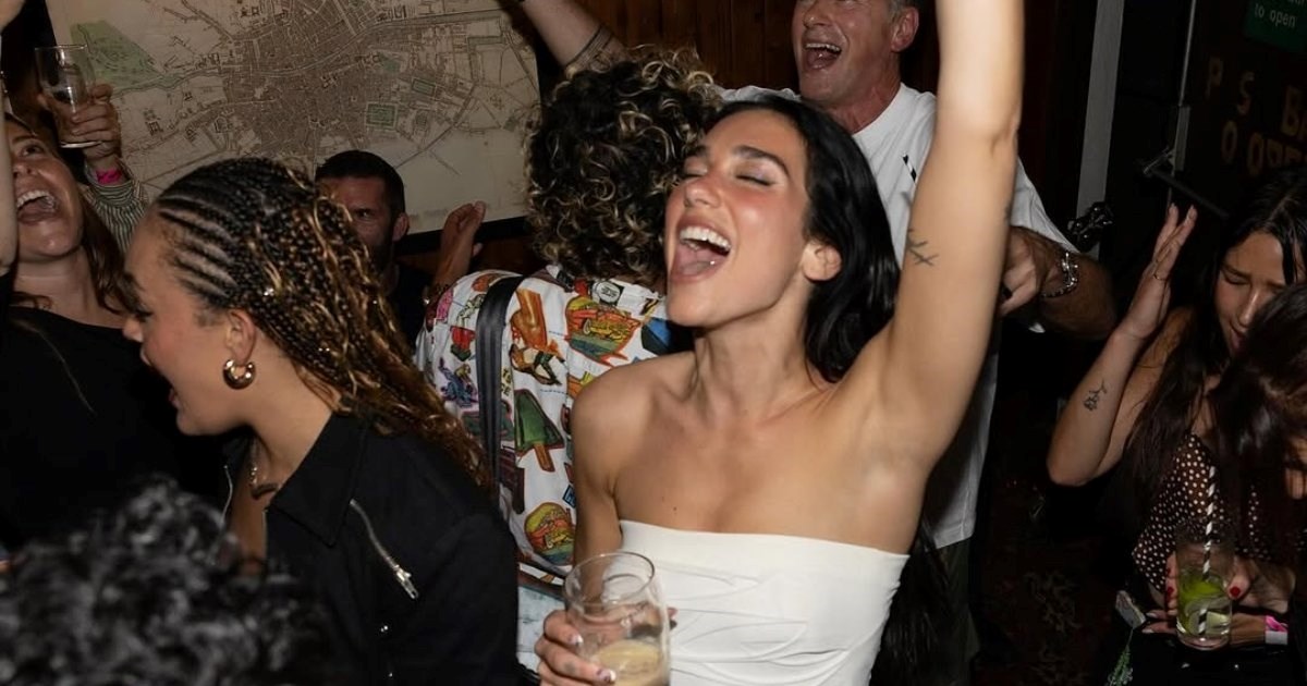 Modna inspiracija: Dua Lipa u najpoželjnijem topu sezone