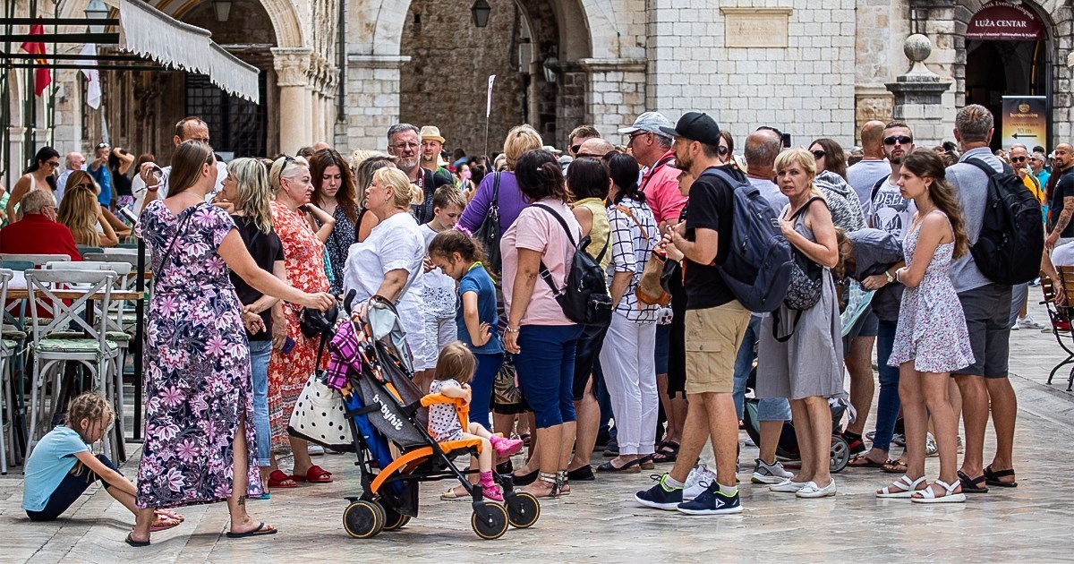 Treba li Hrvatska prestati donositi mjere prema broju zaraženih?