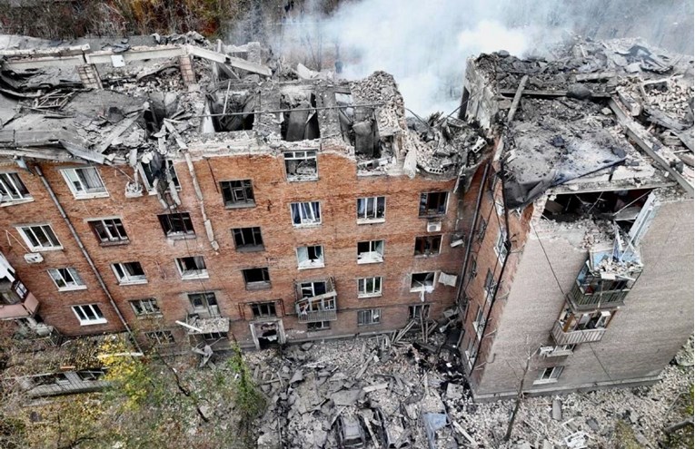 Zelenski objavio jezivu fotografiju iz svog rodnog grada: "Raketom na običnu zgradu"