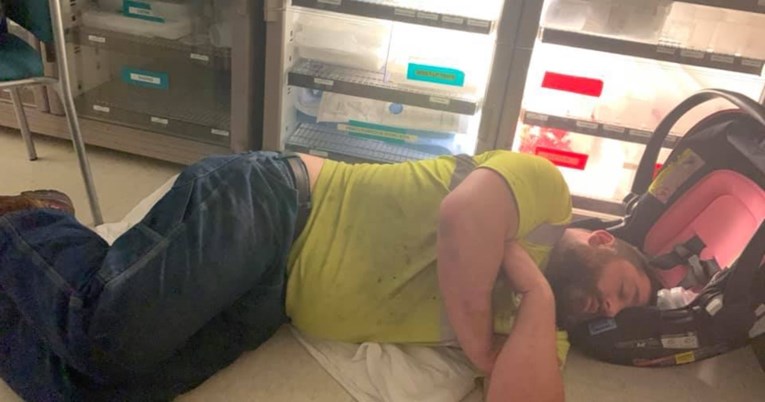Fotografije umornog oca koji spava na bolničkom podu postala je viralna