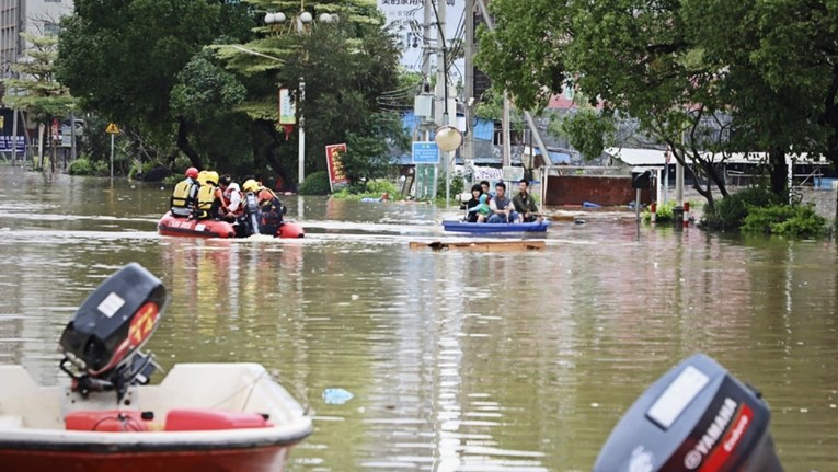 Spasioci hitno evakuiraju ljude zarobljene u poplavama u Kini