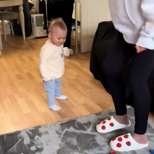 Video mame koja uči sina kako skočiti oduševio ljude: "Prvi pokušaj je bio najbolji"