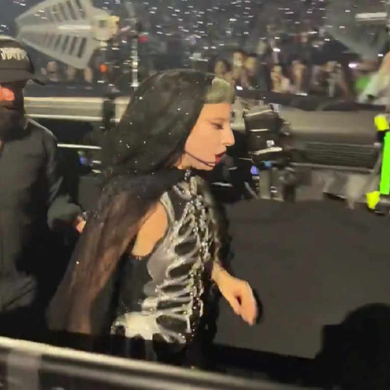 VIDEO Lady Gaga se spotaknula na koncertu, fanovi je podržali pljeskom