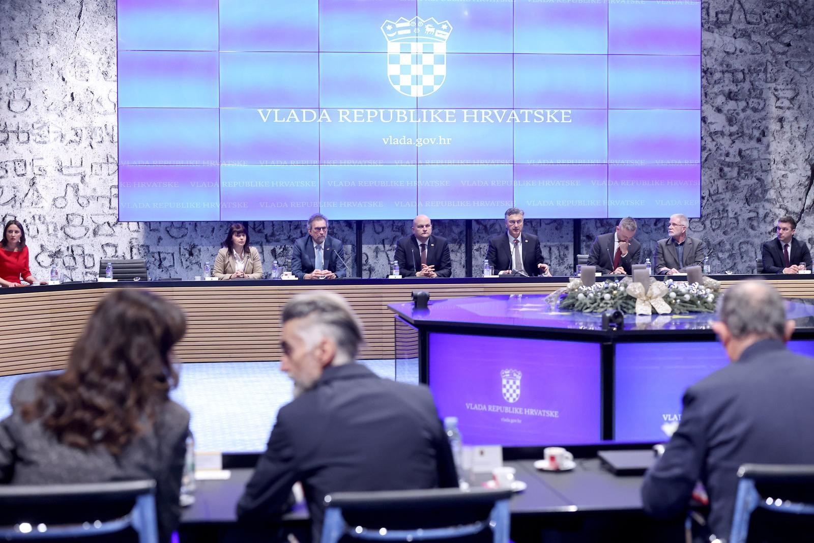 Plenković: Želimo da do kraja našeg mandata prosječna plaća bude 1600 eura