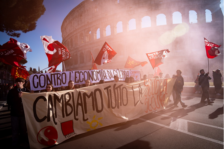 Štrajk u Italiji. Deseci tisuća ljudi na ulicama, poremećen promet i rad škola