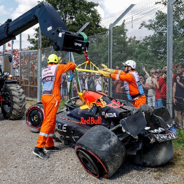 VIDEO Vozač Red Bulla razbio bolid. Okrenuo se u zraku i zakucao u ogradu