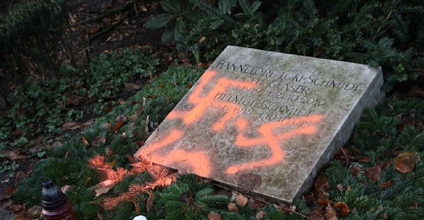 Grob bivšeg njemačkog kancelara i njegove supruge išaran kukastim križevima