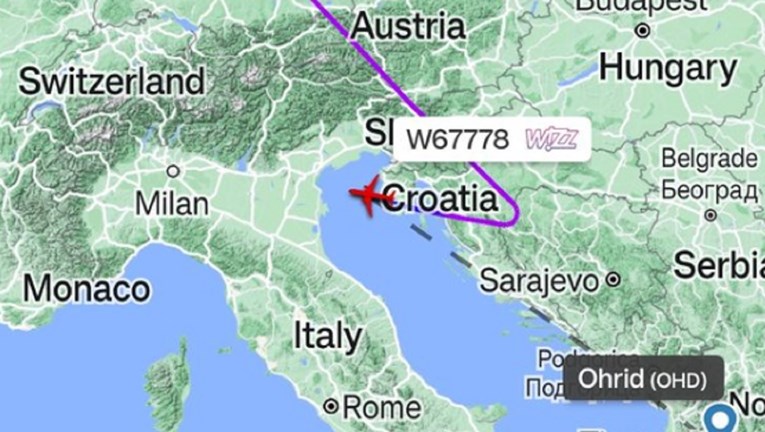Putnički avion iznad Hrvatske naglo promijenio smjer