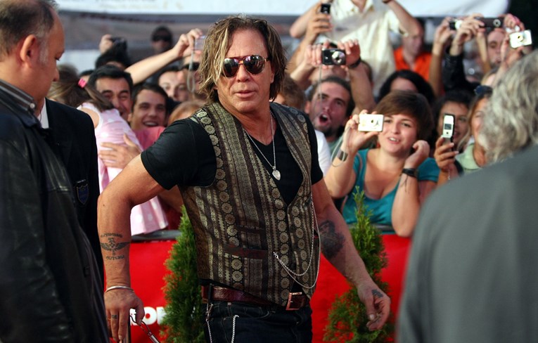 Mickey Rourke bijesan zbog kampanje: "Sramotno je, vratite fanovima novac"