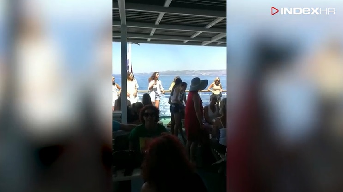 Ova snimka s trajekta za Velu Luku dokaz je da Oliver nikad neće biti zaboravljen