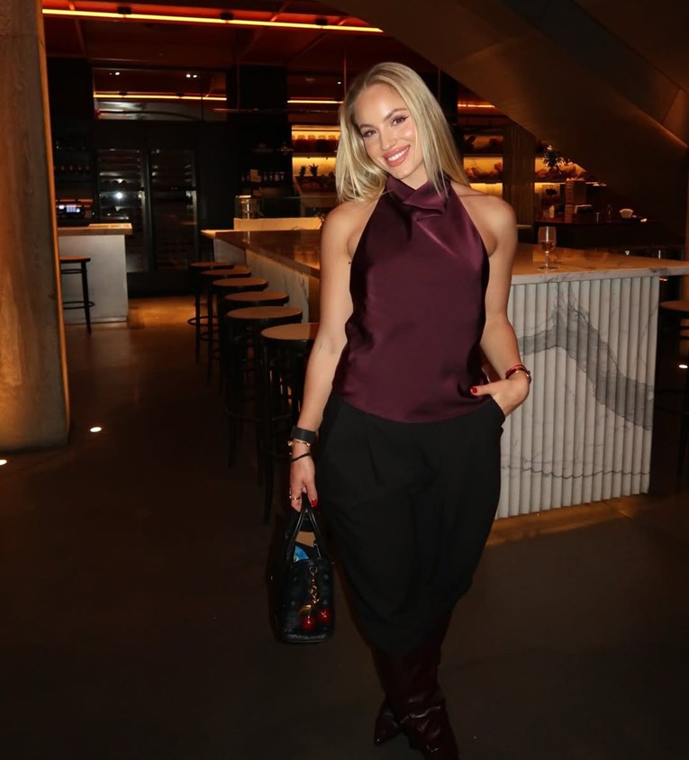 Najljepša nogometašica svijeta pozirala u svilenom topu pa oduševila fanove