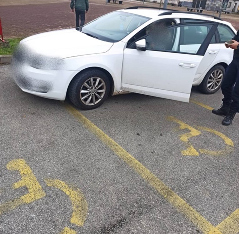 Policija objavila fotke: Pogledajte kako ljudi parkiraju na invalidska mjesta
