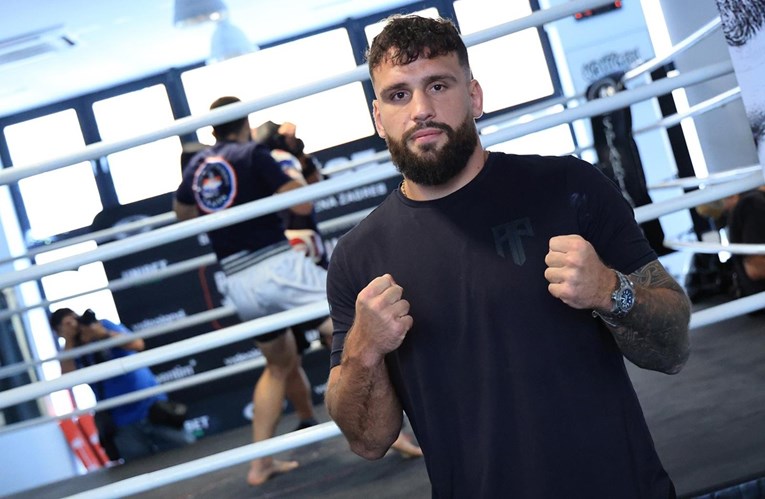 Razoran udarac Plazibata srušio je suparnika. Pogledajte ludu minutu borbe