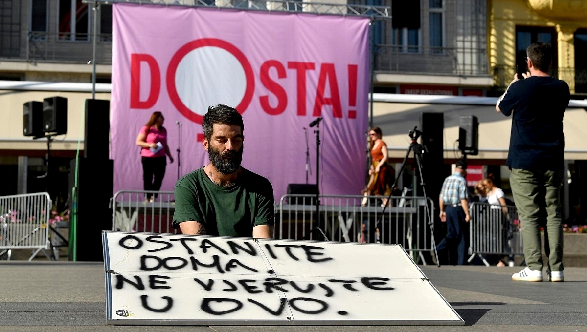 FOTO Muškarac u Zagrebu pokazao transparent protiv prosvjednika. Zekanović: Kralj