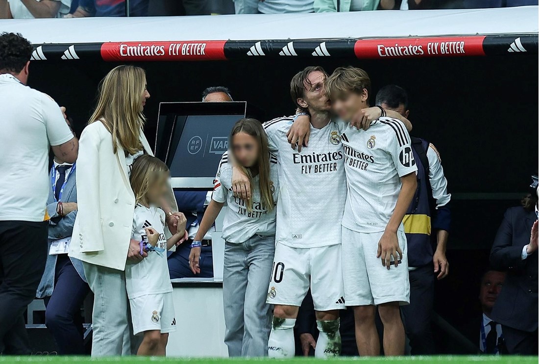 FOTO Modrić se u suzama oprostio od Reala, grlio djecu i suprugu poslije utakmice