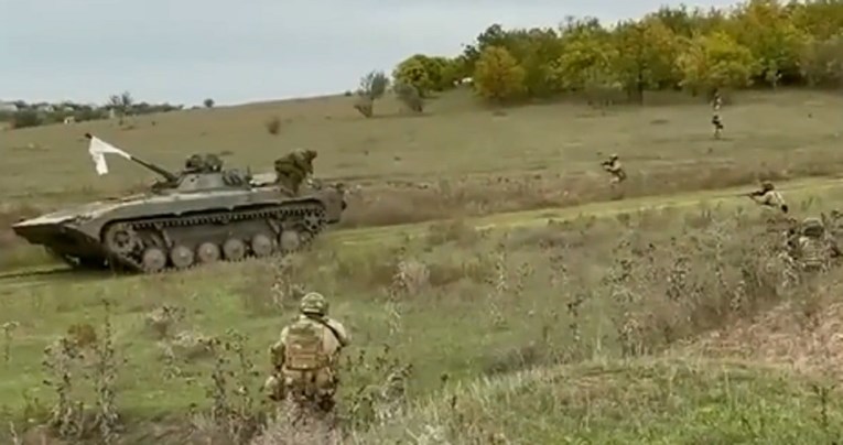 VIDEO Širi se snimka navodne predaje ruskog oklopnog vozila Ukrajincima