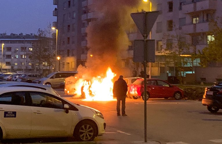 VIDEO Izgorio automobil u Zagrebu, zapalili se i susjedni auti. Otkriven uzrok