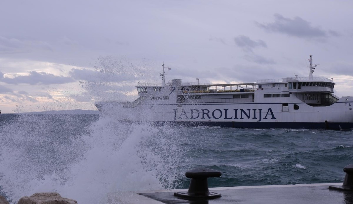 Jadrolinijin trajekt hitno isplovio po jakoj oluji, spasili prste čovjeku iz Komiže