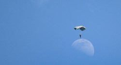 Fotka dana: Padobranac i mjesec na nebu iznad Jaruna